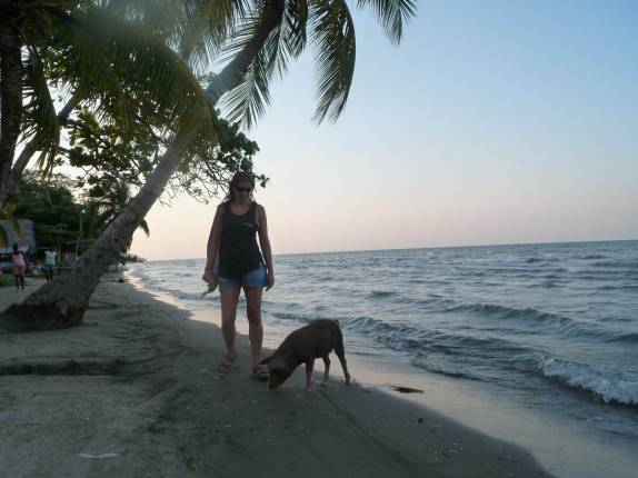 Nem só pessoas frequentam as praias de Livingston, no litoral da Guatemala. Qualquer semelhança com a B. Bardot em Búzios, na década de 60, é mera coincidência!